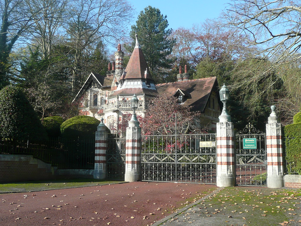 Friar Park Entrance to Friar Park, Henley. Built by Sir Fr… Flickr
