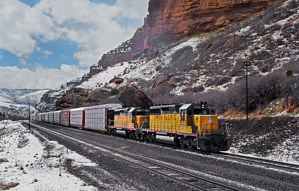 Echo Canyon, Utah. Two SD402s on eastbound autoracks betw… Flickr