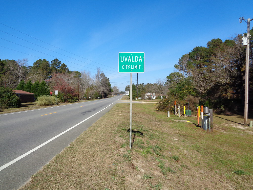Uvalda city limit US221NB MJRGoblin Flickr