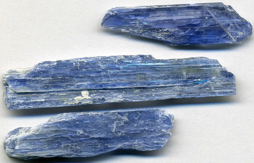 Kyanite 1 Kyanite (upper blade is 4.5 cm long; middle blad… Flickr