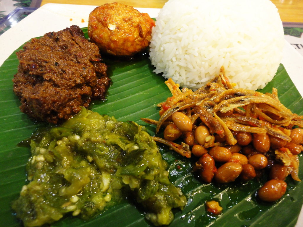 Nasi Kapau Rendang (Padang style village rice withh beef r