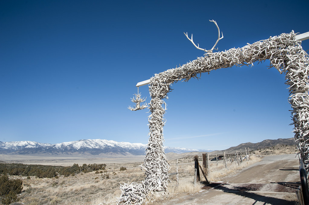 Antler Gateway A gateway of elk antlers frames a road alon… Flickr