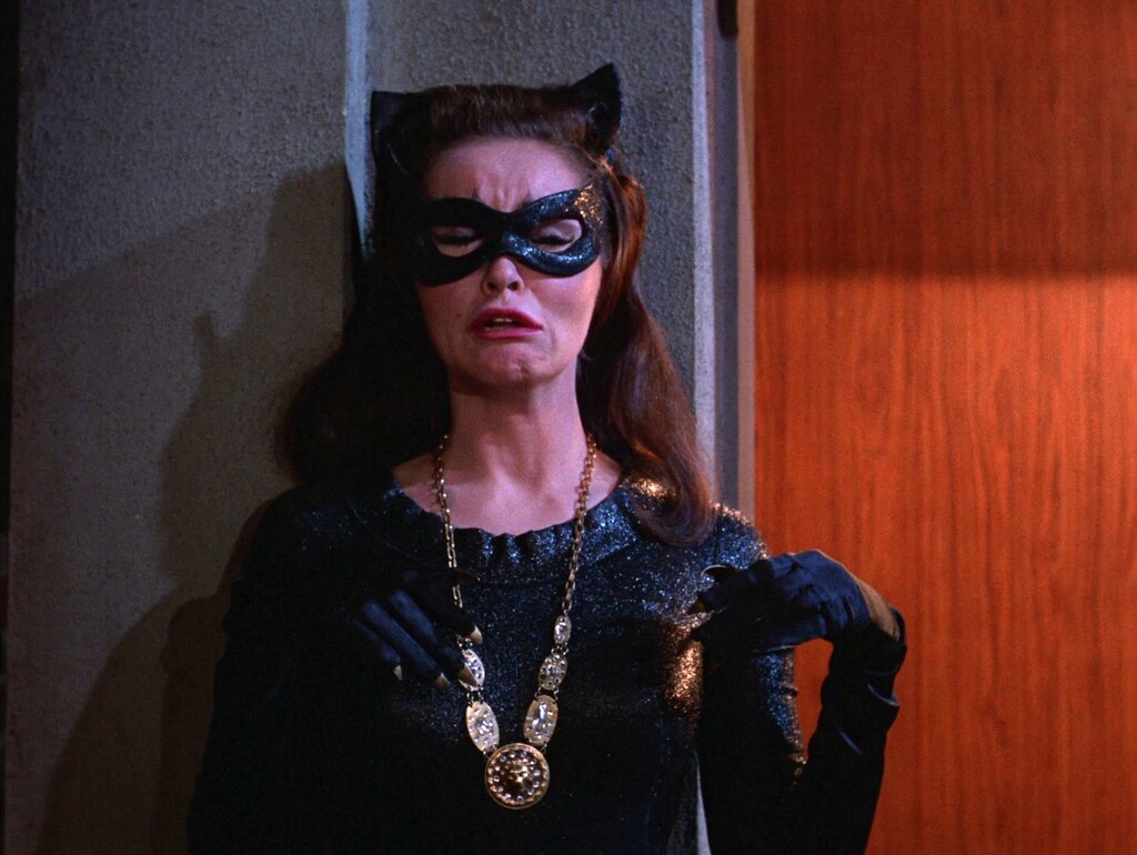 Arriba 36+ imagen batman 66 catwoman Abzlocal.mx