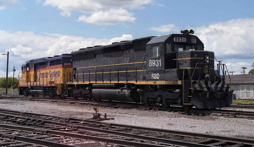 CSX 8931 Garrett, Indiana This odd combination of power h… Flickr