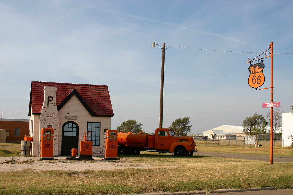 Phillips 66 Gas Station, McLean, Texas This quaint Phillip… Flickr