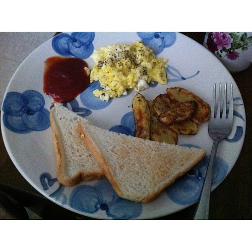 Eggs , Potatoes & Bread for Breakfast ! Ayeisha Farday Rais Flickr