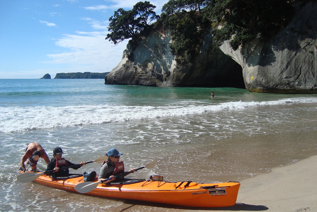Beaching a sea kayak at Cathedral Cove Seakayaking from … Flickr