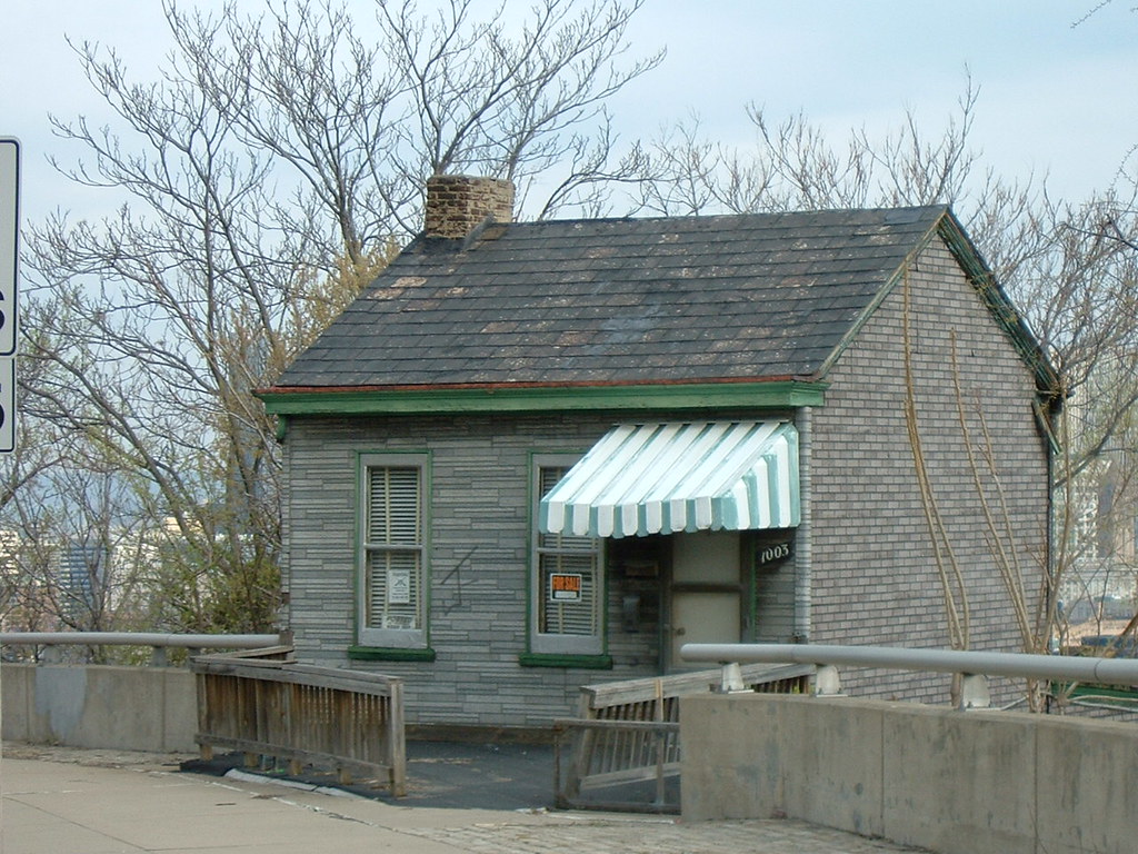 Pittsburgh 2002 For Sale Tiny house with a view of Pittsb… Flickr