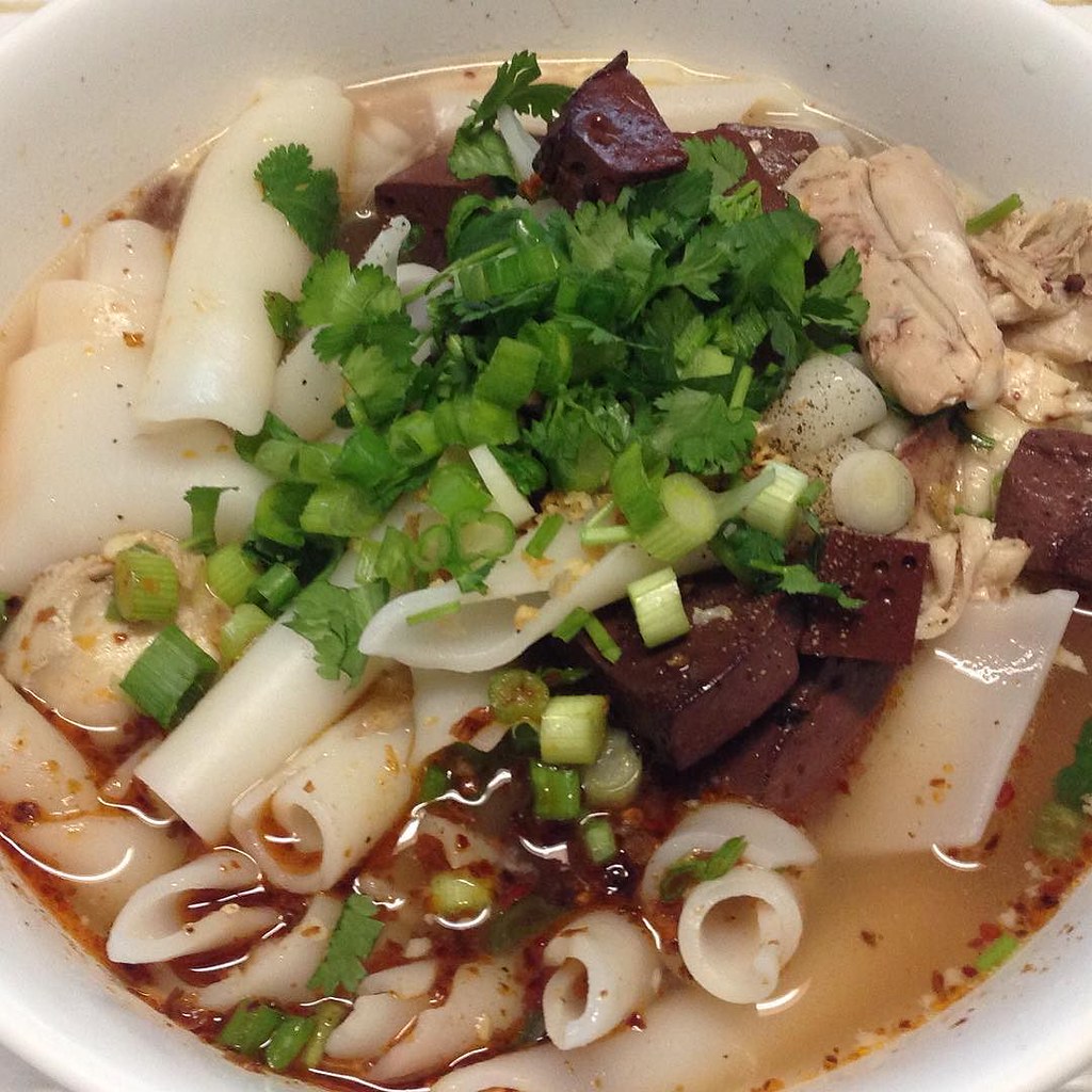 A hearty bowl of rice noodles with chicken and blood cakes… Flickr