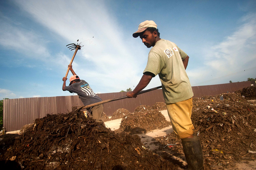 Clearing debris Photo by Deshan Tennekoon/World Bank Phot… Flickr
