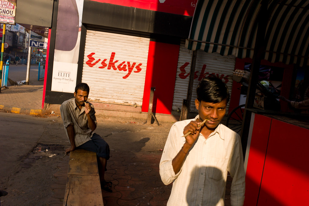 ind3304.jpg Cleaning teeth,Kolkata,India Ed Peters Flickr