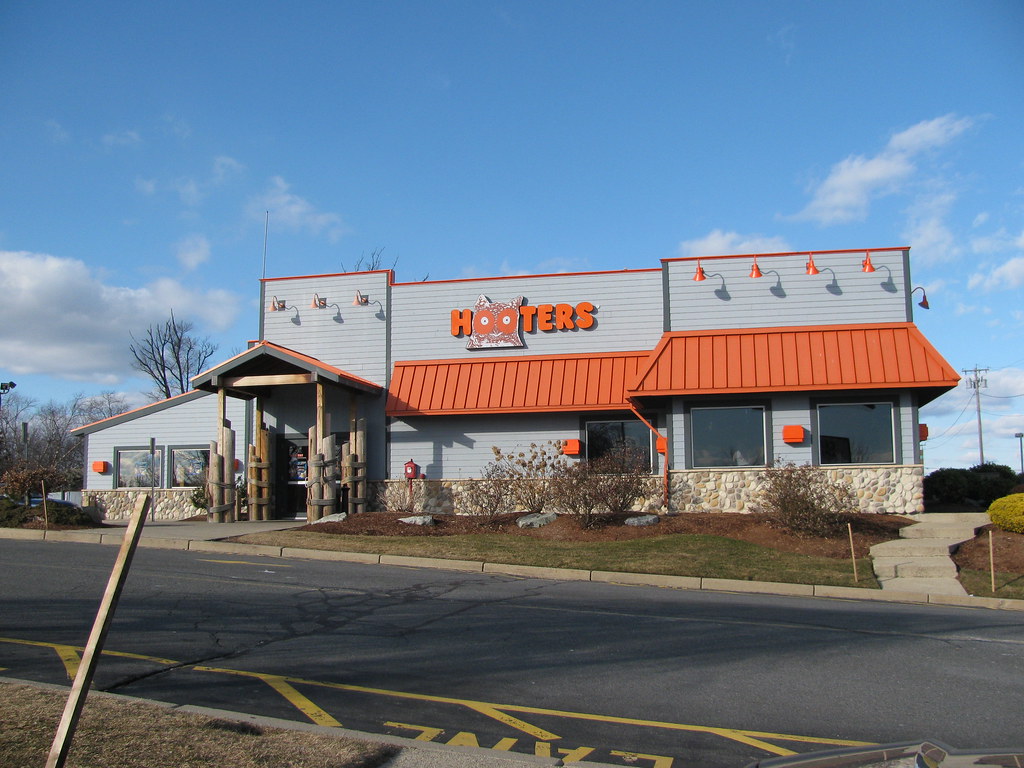 Hooters Route 1 Saugus, Massachusetts. Mark Sardella Flickr