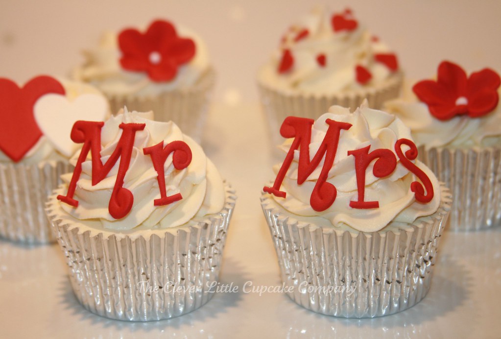 Wedding Anniversary Cupcakes I made the wedding cupcakes f… Flickr