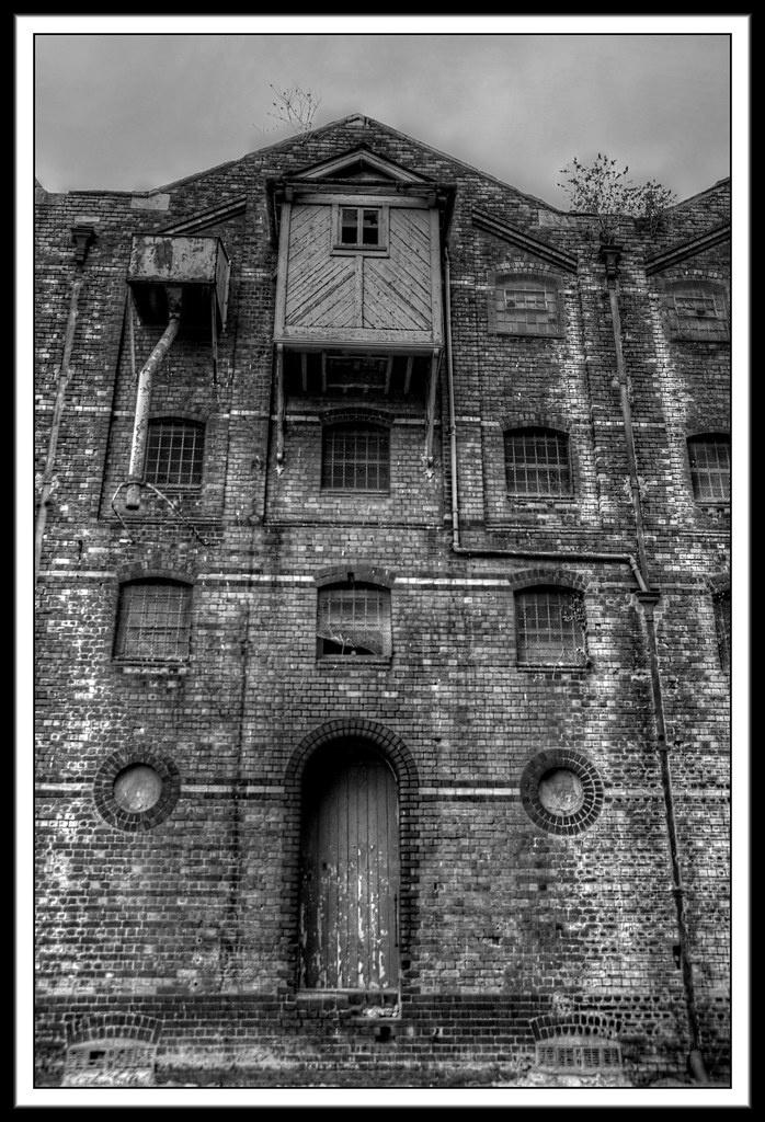Derelict Dock Building (HDR) (B&W) Old dock building in Gl… Flickr