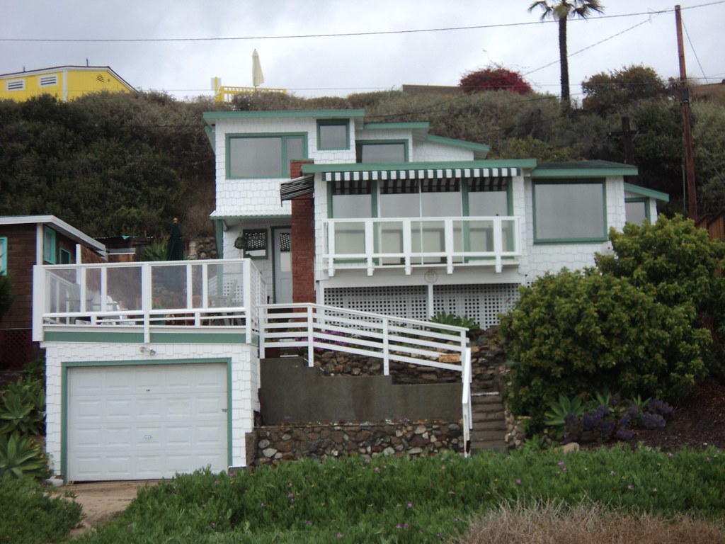 exterior of Crystal Cove Cottage 14 in Newport Beach, CA dj venus
