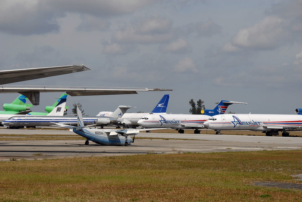 N685NA RC.685 storage corner at OpaLocka 19/02/2012 EIGJB Flickr