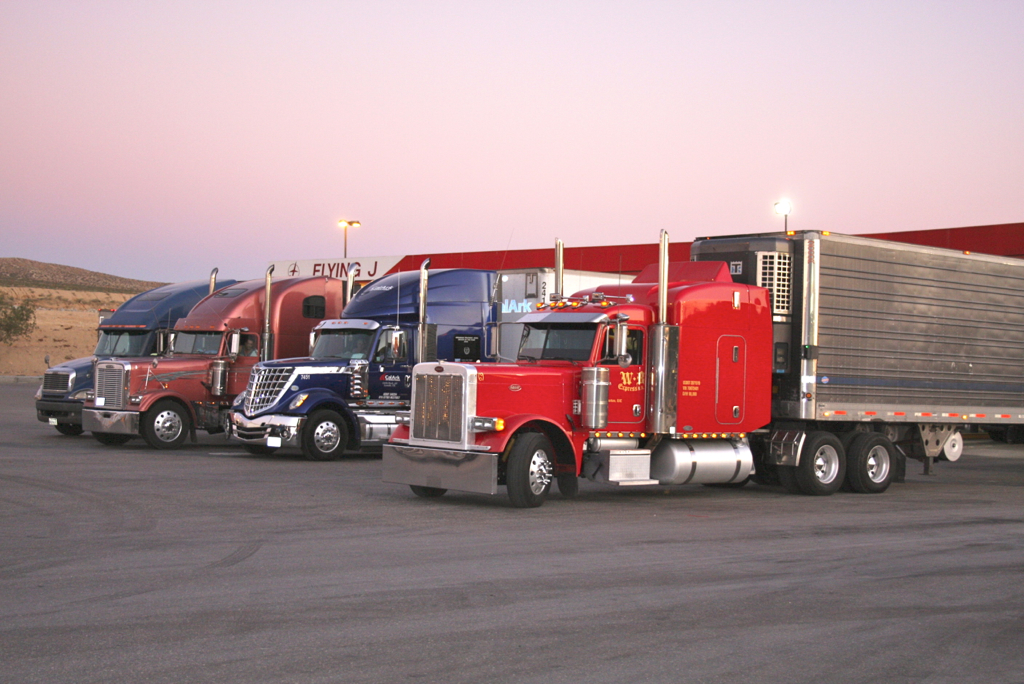 Truckstop lineup A line of trucks at the fuelling area of… Flickr