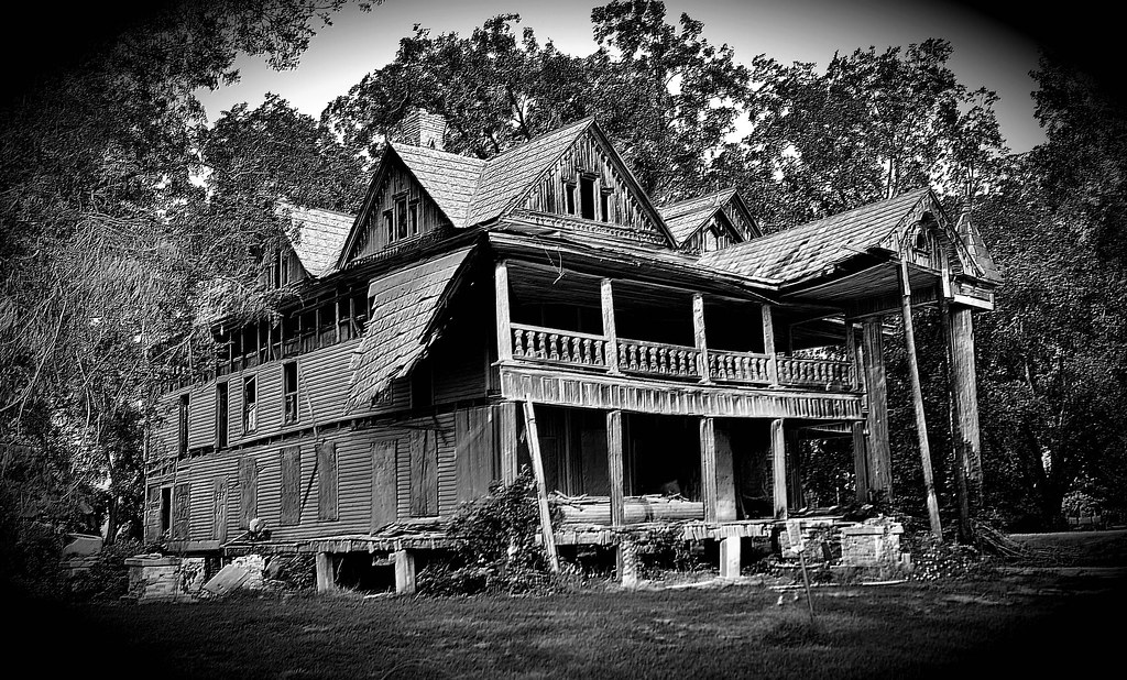 Southern Gothic Southern mansion located near Statesboro