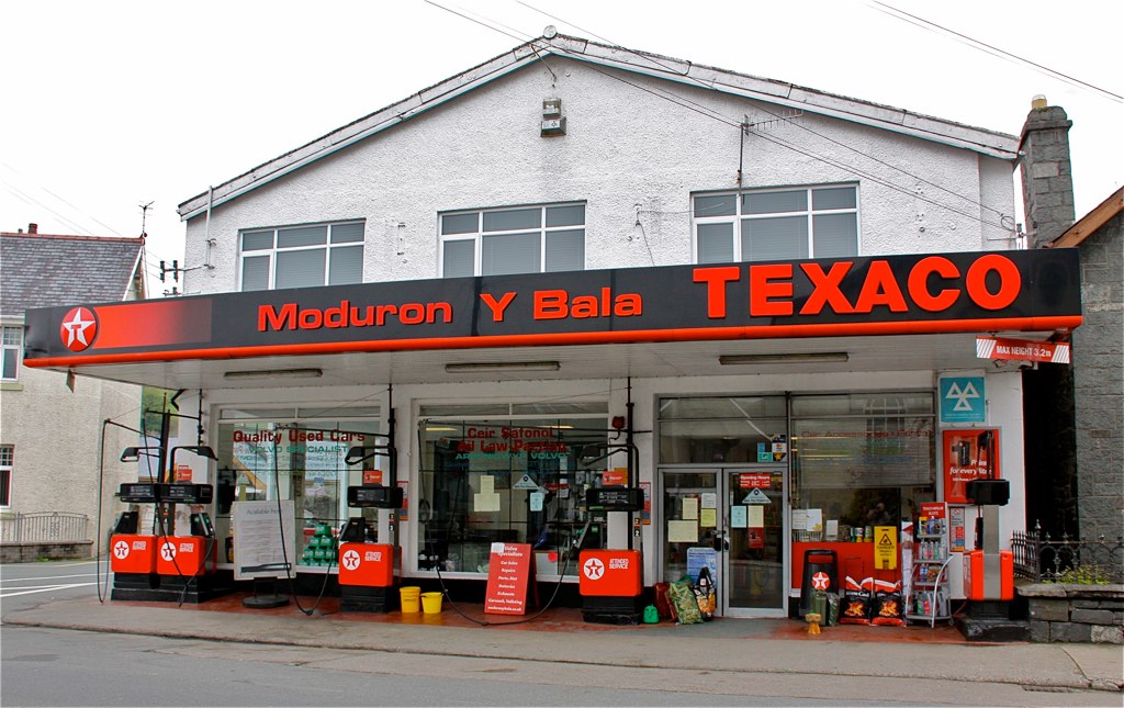 Texaco Garage, Bala The writing on the pumps is ATTENDED … Flickr