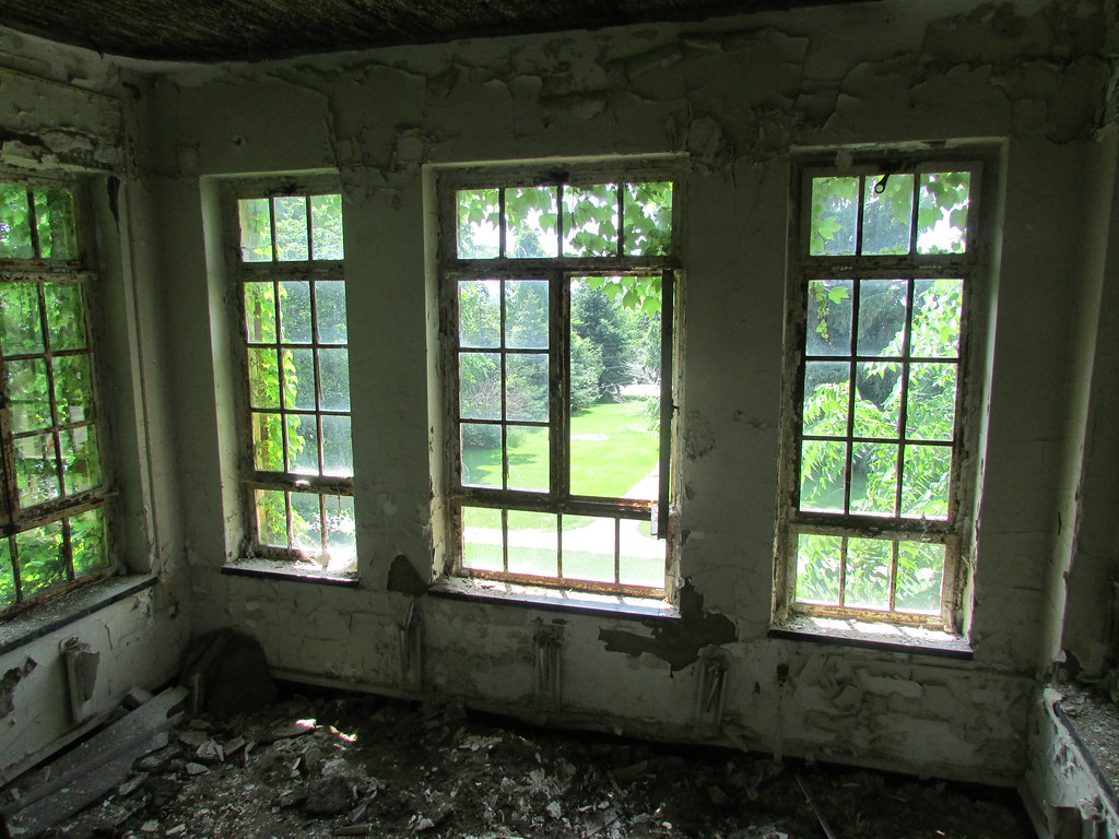 Iola Campus Nurse Home Another window shot of a small rela… Flickr