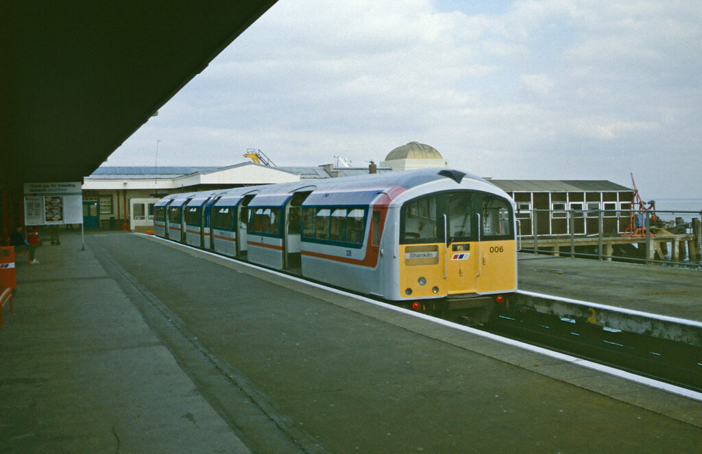 Class 483 006 in Network Southeast livery stands at Ryde P… Flickr