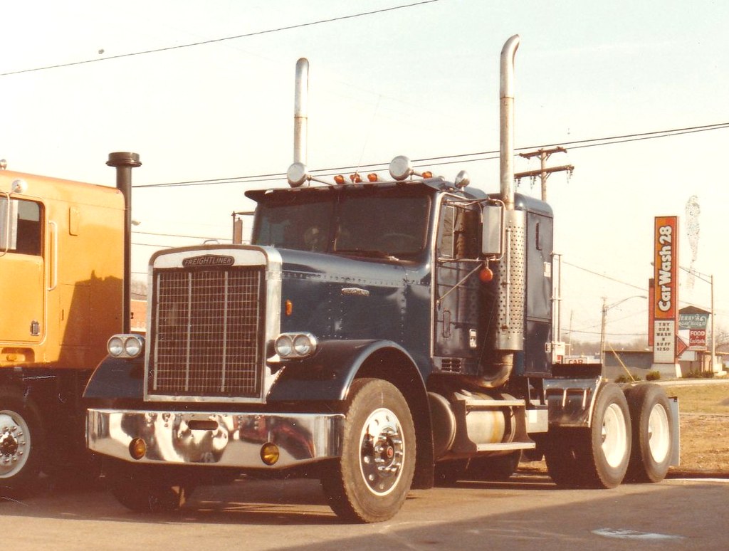 frtlnr14_0003 Freightliner conventional at truck dealers l… Flickr