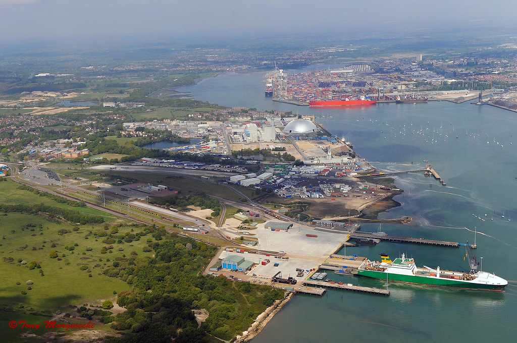 Marchwood, Southampton The 'Hartland Point' in the foregro… Flickr