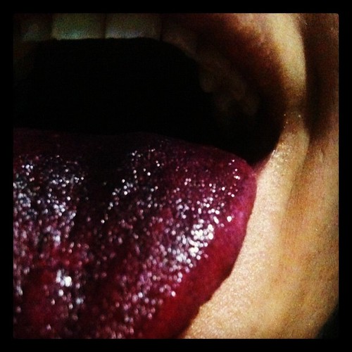 Deep purple tongue. Yoda Navarrete Flickr