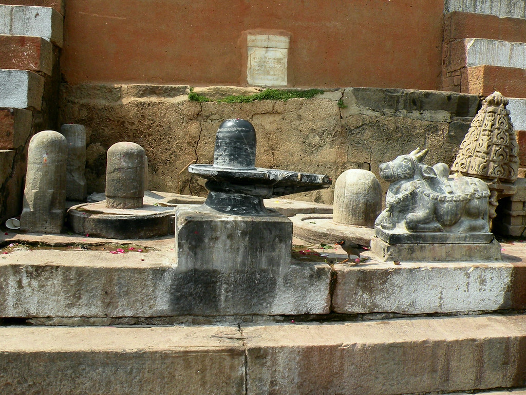 Shiva lingams Shiva lingams at a ghat in Varanasi. The lin… Flickr