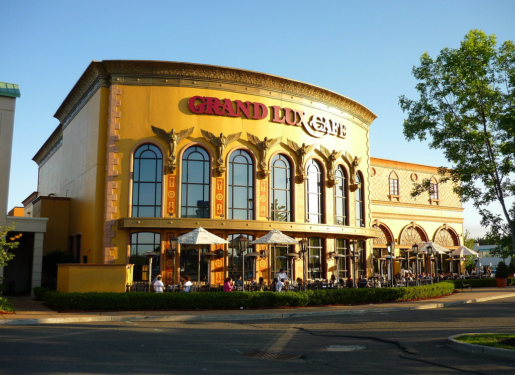 The Grand Lux Cafe at Roosevelt Field shopping mall, Carle… Flickr