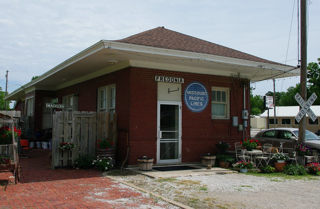 Fredonia, KS train station Built by Missouri Pacific in 19… Flickr