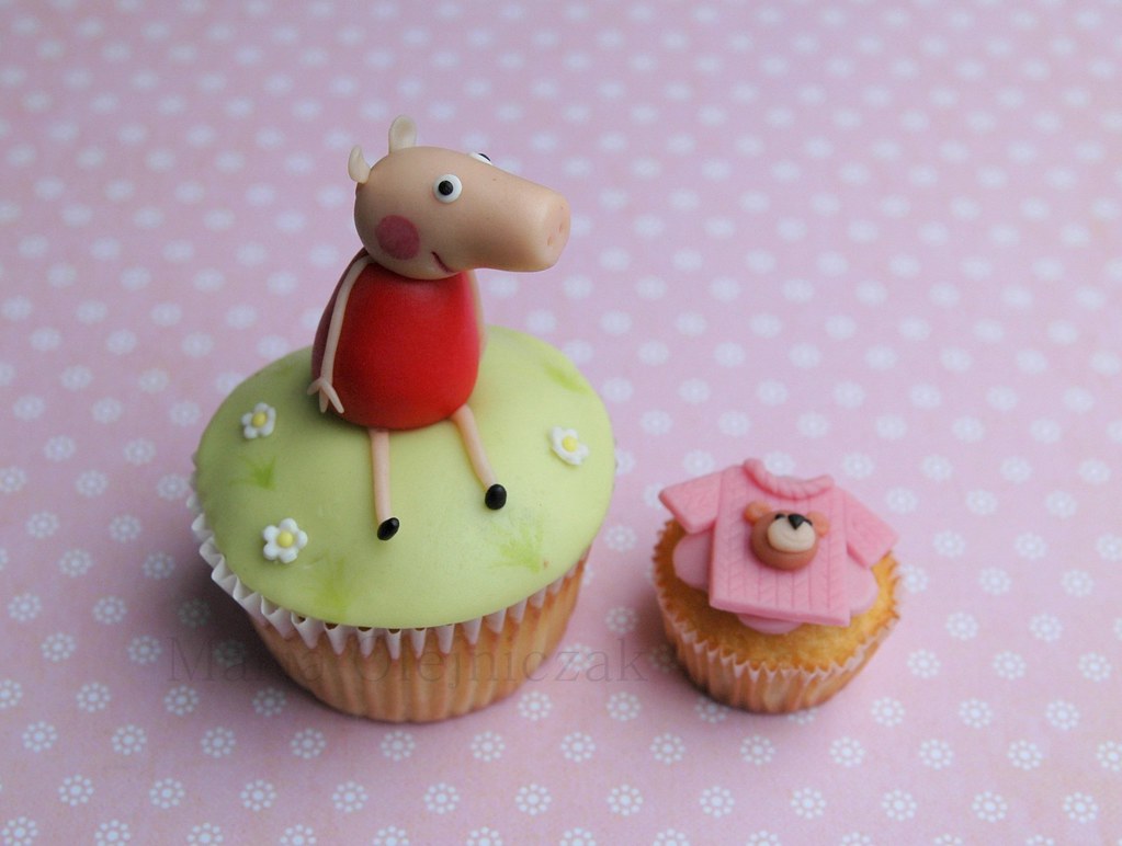 standart cupcake vs mini cupcake Maria Olejniczak Flickr