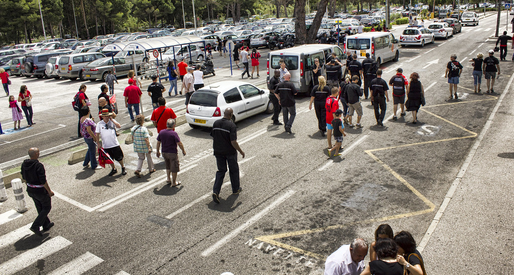 Crowd at Toulon Airport Crowd at Toulon Airport to Flickr