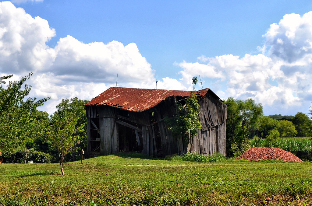 Defunct This sad, old barn sits near Tuppers Plains, Ohio.… Flickr