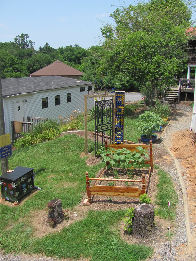 HONORABLE MENTION Folk Art Garden at Francine Delany New … Flickr