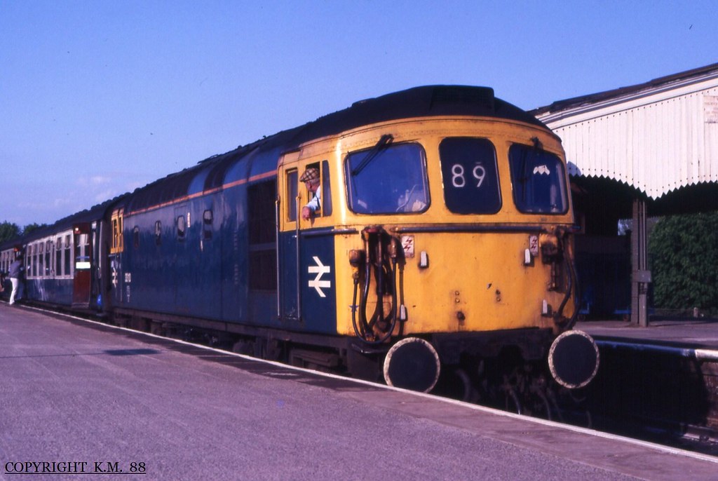 33110 33110 at Westbury ,CardiffPortsmouth service. 5.5.8… Flickr