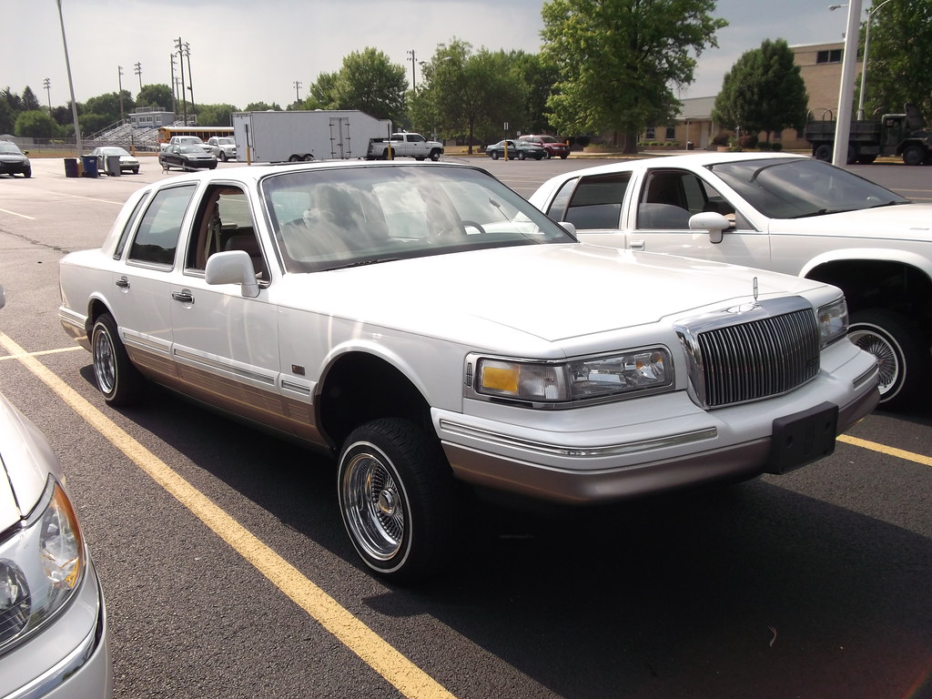1996 Lincoln Town Car lowrider(2) Seen at the 2nd Annual K… Flickr