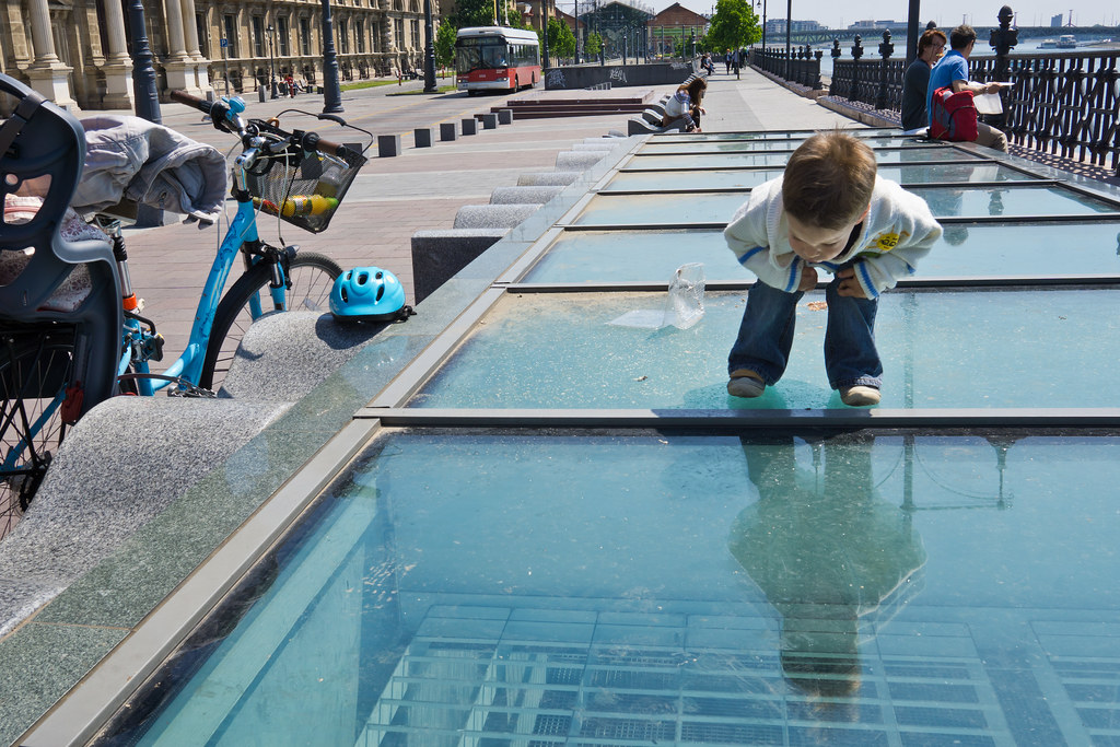vad händer ? /... what's down there ? a young boy expl… Flickr