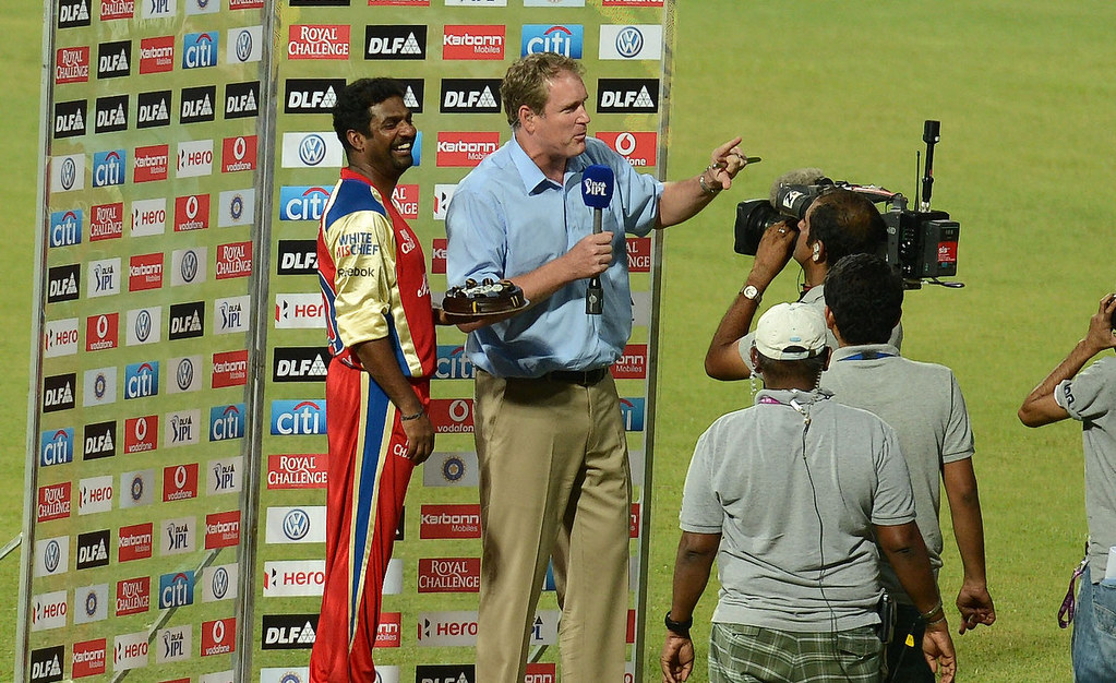 The stadium sings "Happy Birthday Murali"!!! Royal Challengers