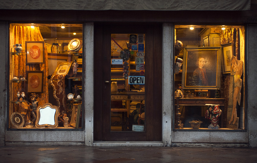 Antique shop Venice, Italy www.albertosen.es Alberto Sen Flickr