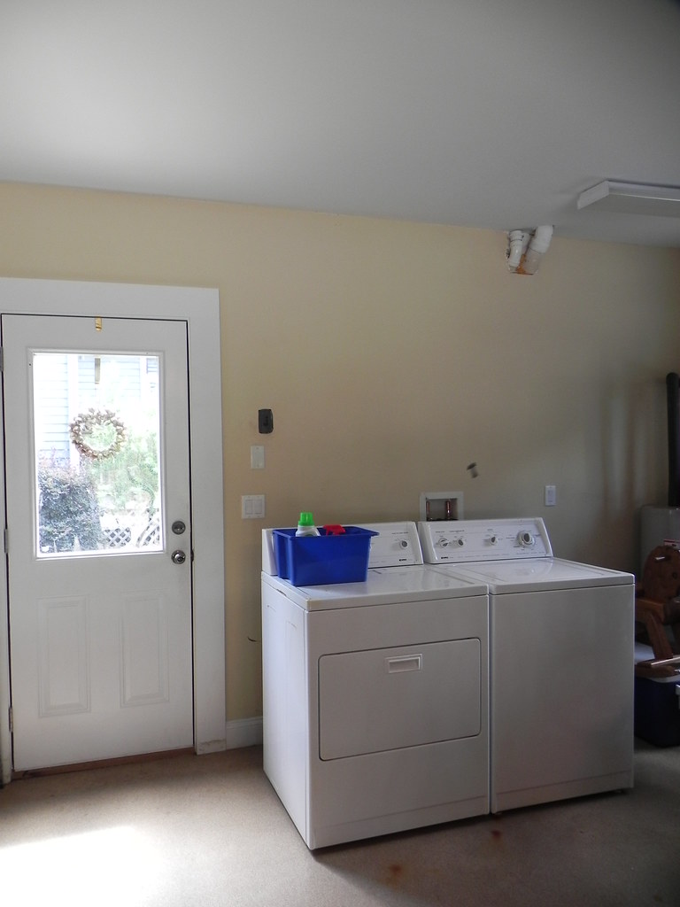 DSCN2435 Personal washer and dryer in garage below Bienvenue!2012