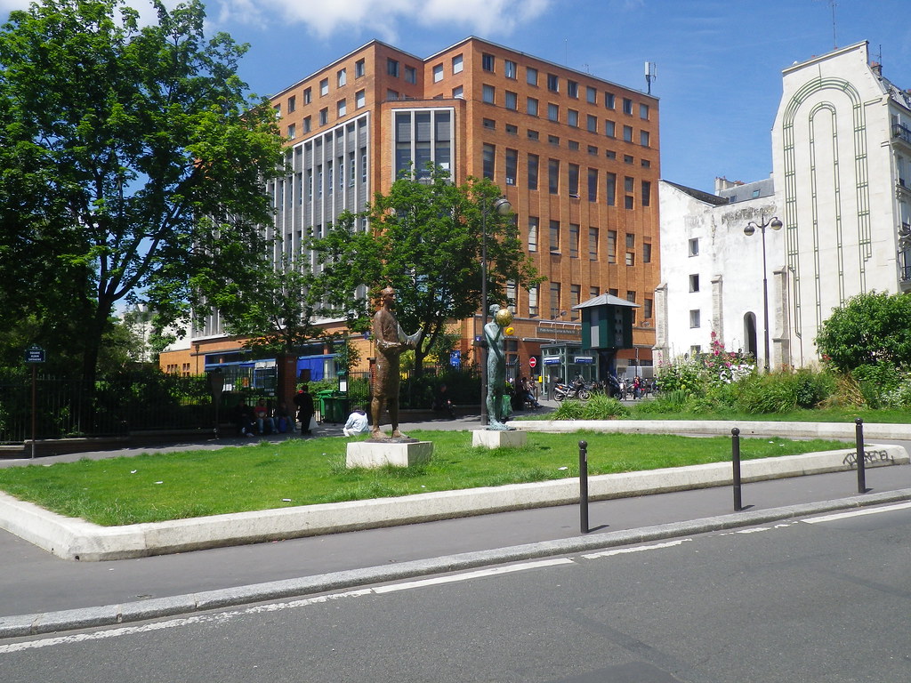 Rue De St Denis (Juin 2012) La poste et son square. Paris.… Flickr