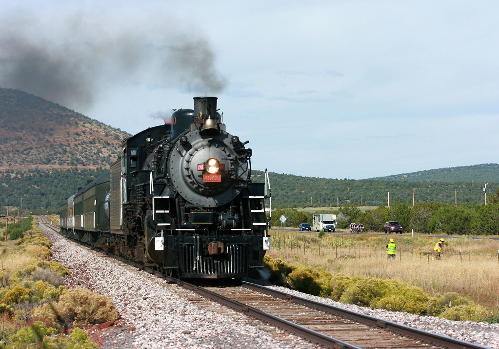 GCRW 4960, SB, RED LAKE, AZ 92615 The race is on!! The M… Flickr