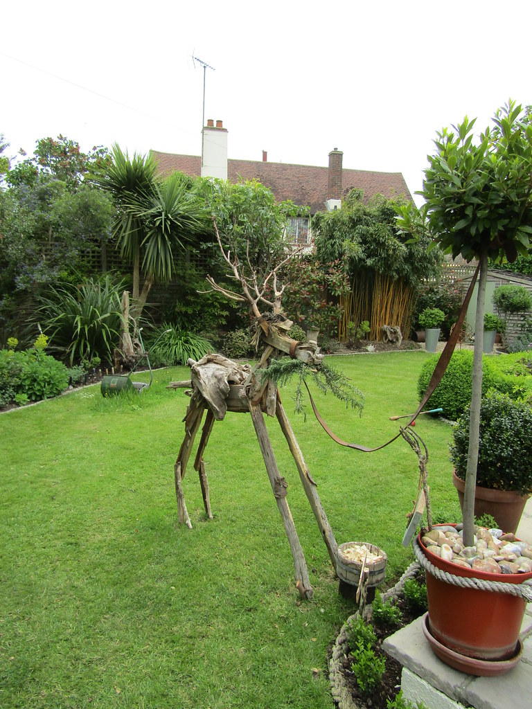 Driftwood reindeer Willowhayne Avenue, East Preston, West … Flickr