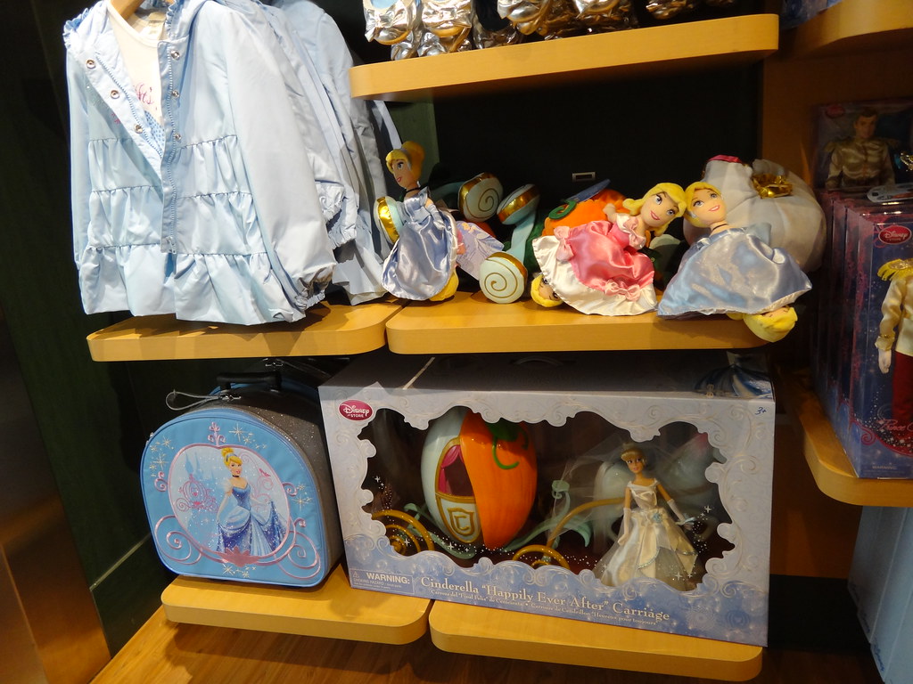 Disney Store Displays of New Princess Doll Releases 2012… Flickr