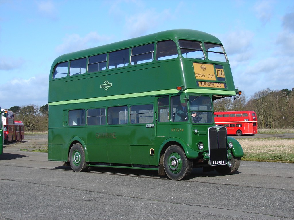 RT3254 Cobham Green Line AEC Regent III / Weymann RT3254… Flickr