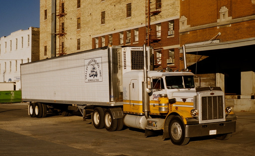 Good Look'n Peterbilt Valley Trucking was running this swe… Flickr