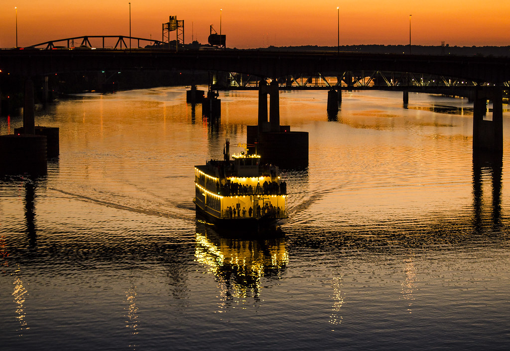 Arkansas Queen The Arkansas Queen riverboat cruises along … Flickr