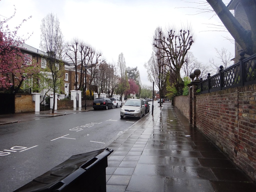 Cavendish Avenue Home of sir Paul McCartney in London. Letícia F