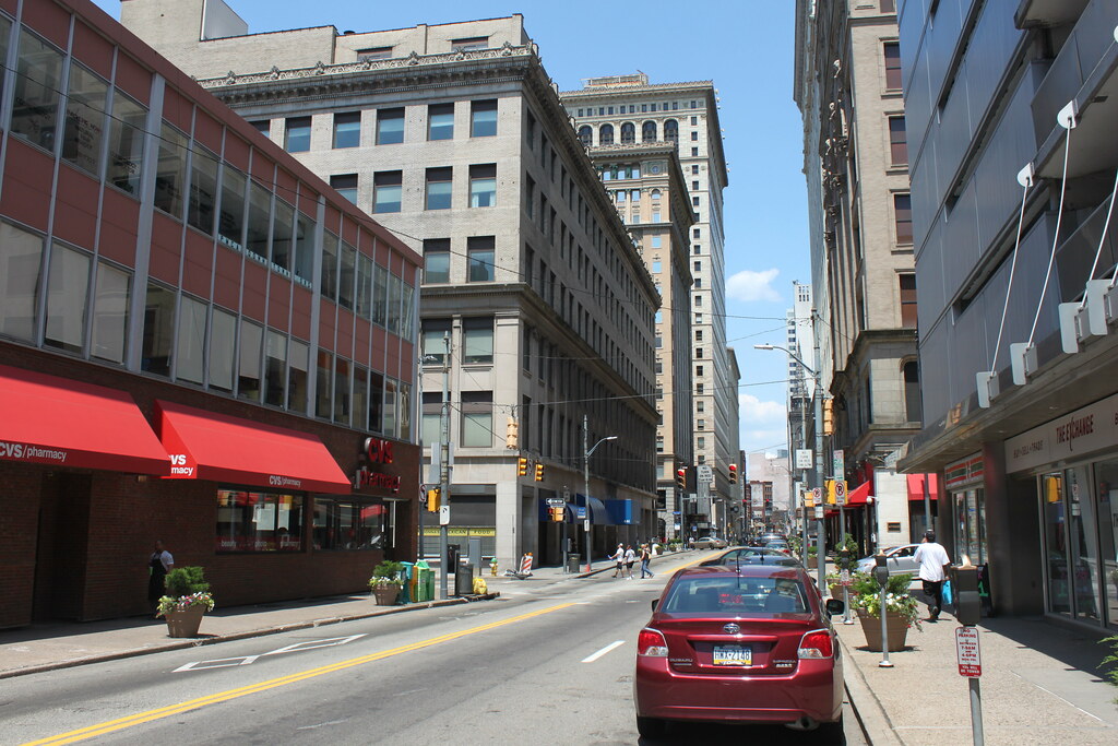 Smithfield Street Dense Smithfield Street in Downtown Pitt… Flickr